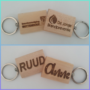 Houten sleutelhanger met logo of naam Houten sleutelhanger met logo of naam